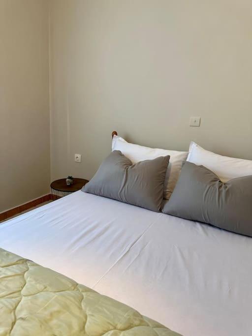 Апартаменты Olive Tree The Master Bed And Balcony Бенитсес